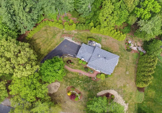 Photo 3 of Single family home for sale at 4 Hunters Rd, Bedford, NH 03110 | MLS# 5090327 | Listing updated on 2026-09-19