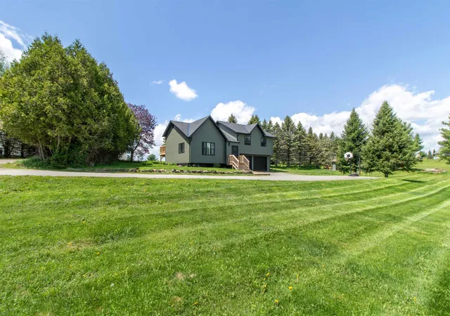 Photo 1 of Single family home for sale at 287 Lakeview Dr, Newport, VT 05855 | MLS# 5090514 | Listing updated on 2026-09-14