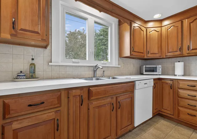 3rd image of 12 Burnett St, Nashua, NH 03060 | MLS# 5090869