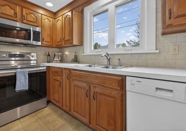 4th image of 12 Burnett St, Nashua, NH 03060 | MLS# 5090869