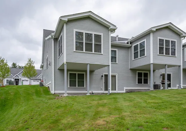 Photo 3 of Sale Pending at 10 Abenaki Cir, Merrimack, NH 03054 | MLS# 5091021 | Listing updated on 2026-08-26