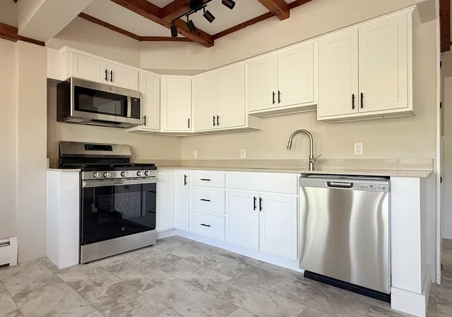 Photo 3 of Single family home for sale at 426 Milford St, Manchester, NH 03102 | MLS# 5091059 | Listing updated on 2026-09-16
