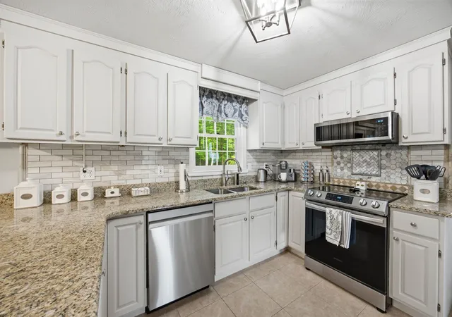 Photo 3 of Single family home for sale at 3 Faye Ln, Londonderry, NH 03053 | MLS# 5092428 | Listing updated on 2026-09-03
