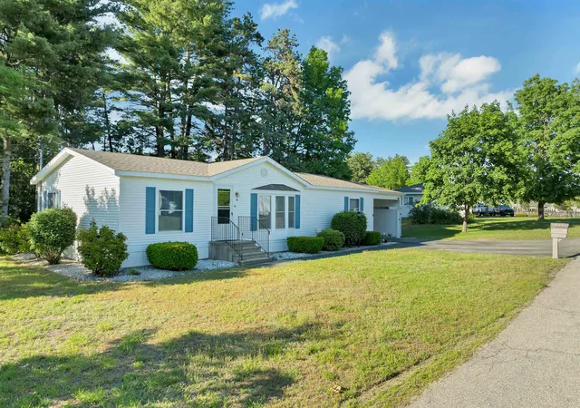 Homes for sale in Nashua, NH | 17 Xenia St, Nashua, NH 03062 | MLS# 5093150