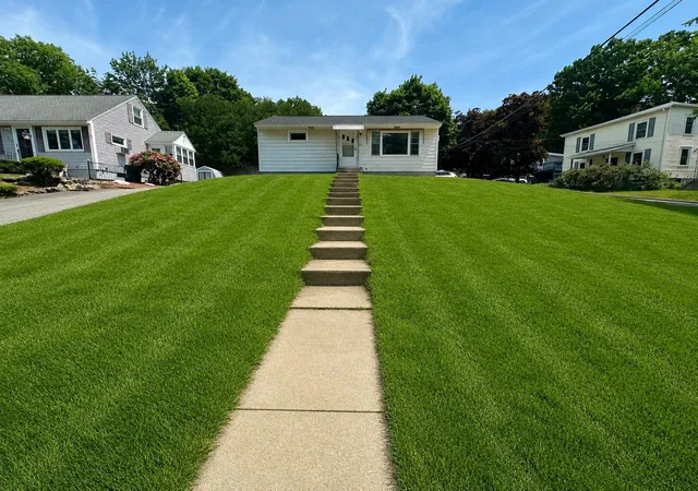 1st image of 695 Calef Rd, Manchester, NH 03103 | MLS# 5093258