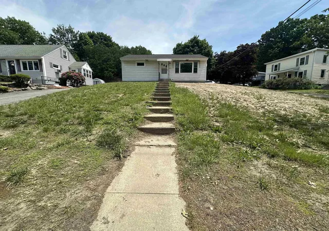 2nd image of 695 Calef Rd, Manchester, NH 03103 | MLS# 5093258