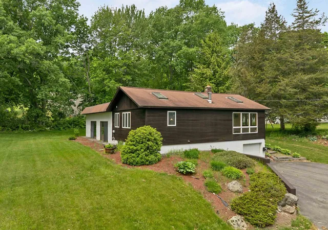 2nd image of 40 Paugus St, Laconia, NH 03246 | MLS# 5093505