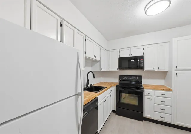 3rd image of 100 Kennedy Dr #39, South Burlington, VT 05403 | MLS# 5093585