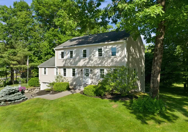 Photo 2 of Single family home for sale at 8 Bennington Rd, Nashua, NH 03064 | MLS# 5093881 | Listing updated on 2026-06-16