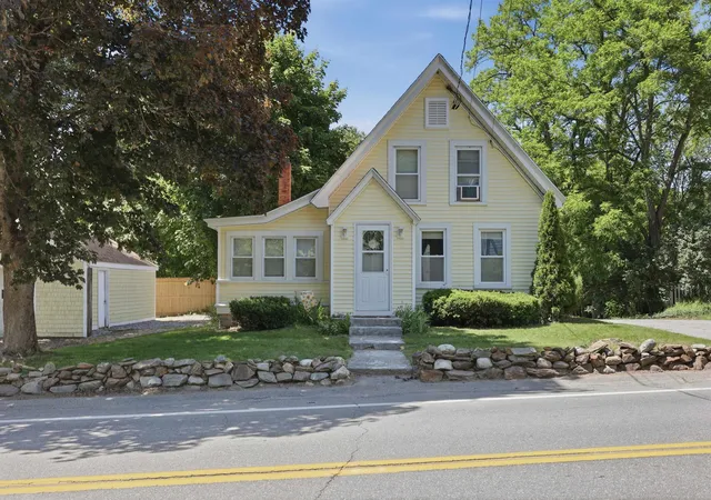 1st image of 15 S Main St, Newton, NH 03858 | MLS# 5093966