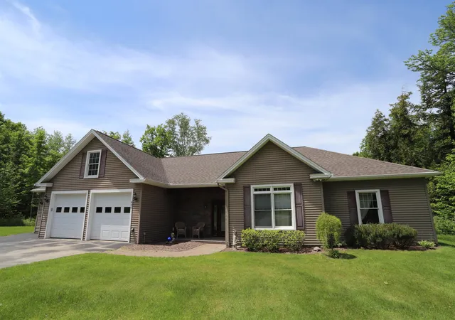 Photo 2 of Single family home for sale at 905 Dairninaka Dr, Newport, VT 05855 | MLS# 5094161 | Listing updated on 2026-08-27