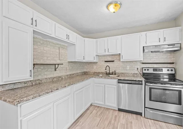 1st image of 111 Sherwood Sq, Essex Junction, VT 05452 | MLS# 5094492