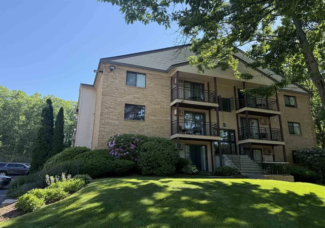 Homes for sale in Manchester, NH | 19 Country Club Dr #32, Manchester, NH 03102 | MLS# 5094557