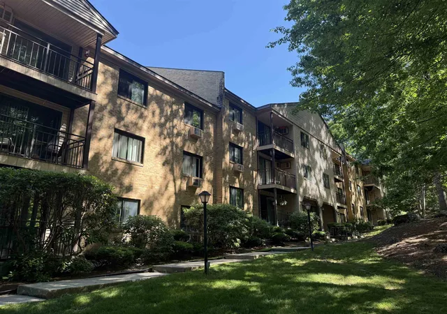 Homes for sale in Manchester, NH | 19 Country Club Dr #32, Manchester, NH 03102 | MLS# 5094557
