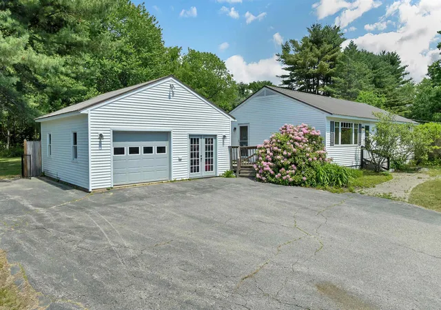 Photo 2 of Single family home for sale at 4 Anagance Ln, Wolfeboro, NH 03894 | MLS# 5094570 | Listing updated on 2026-07-10