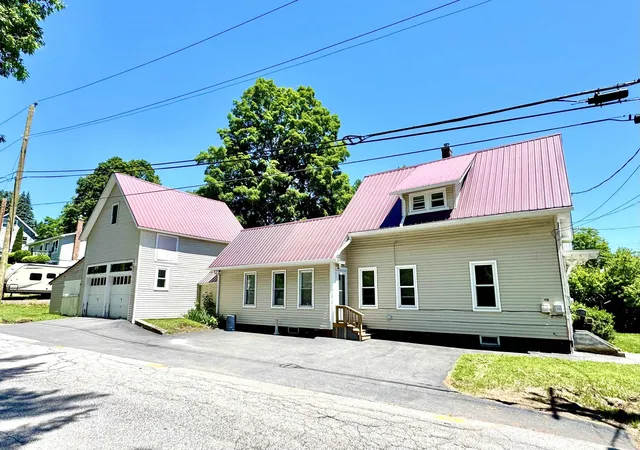 Homes for sale in Tilton, NH | 39 Chestnut St, Tilton, NH 03276 | MLS# 5094734