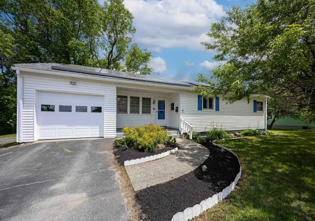 2nd image of 375 Concord Ave, Saint Johnsbury, VT 05819 | MLS# 5094765