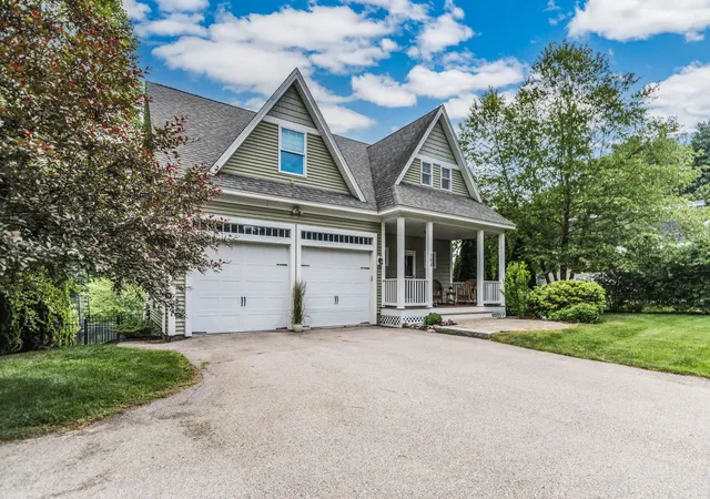 Photo 2 of Single family home for sale at 194 Spinney Rd, Portsmouth, NH 03801 | MLS# 5094810 | Listing updated on 2026-06-29