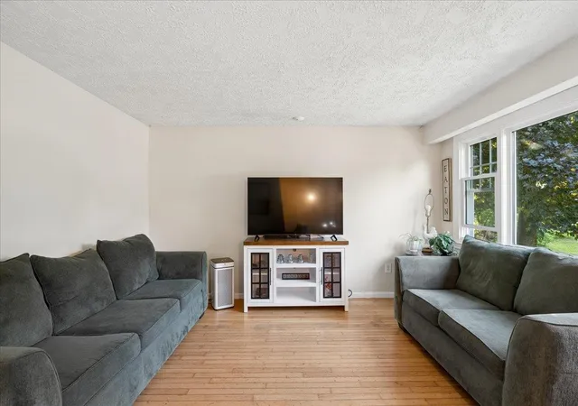 Photo 3 of Single family home for sale at 1280 Goffstown Rd, Manchester, NH 03102 | MLS# 5094868 | Listing updated on 2026-07-17