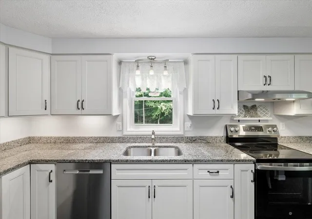3rd image of 17 Almeda Ln, Hooksett, NH 03106 | MLS# 5094964