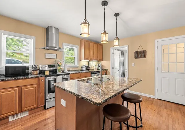 Photo 3 of Single family home for sale at 110 Robinson St, Manchester, NH 03104 | MLS# 5095091 | Listing updated on 2026-06-23