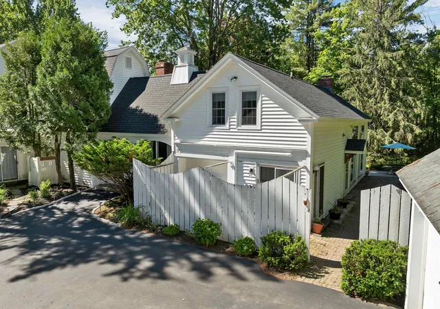 3rd image of 4 Farmhouse Ln, Wolfeboro, NH 03894 | MLS# 5095131