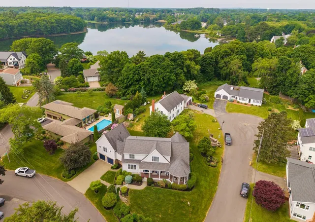 Photo 3 of Single family home for sale at 31 Pleasant Point Dr, Portsmouth, NH 03801 | MLS# 5095255 | Listing updated on 2026-08-03