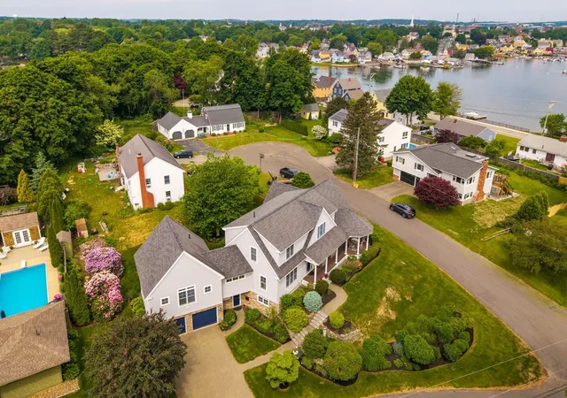 Photo 4 of Single family home for sale at 31 Pleasant Point Dr, Portsmouth, NH 03801 | MLS# 5095255 | Listing updated on 2026-08-03