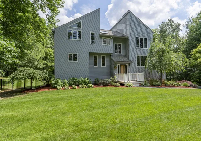 Photo 1 of Single family home for sale at 6 Summer Dr, Londonderry, NH 03053 | MLS# 5095436 | Listing updated on 2026-06-24