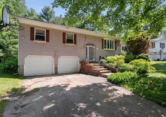 2nd image of 10 Logwood Cir, Essex Junction, VT 05452 | MLS# 5095649