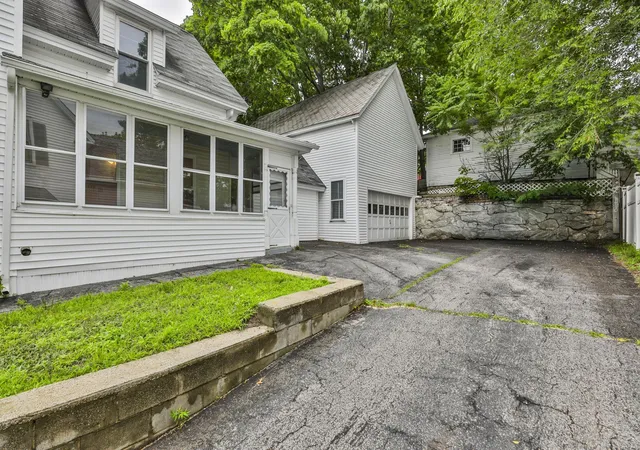 3rd image of 516 Lake Ave, Manchester, NH 03103 | MLS# 5095689