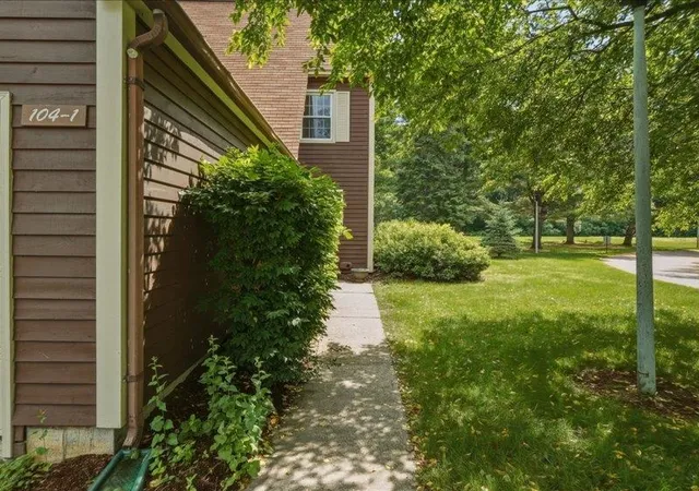 4th image of 104 Woodbine Rd #1, Colchester, VT 05446 | MLS# 5095808
