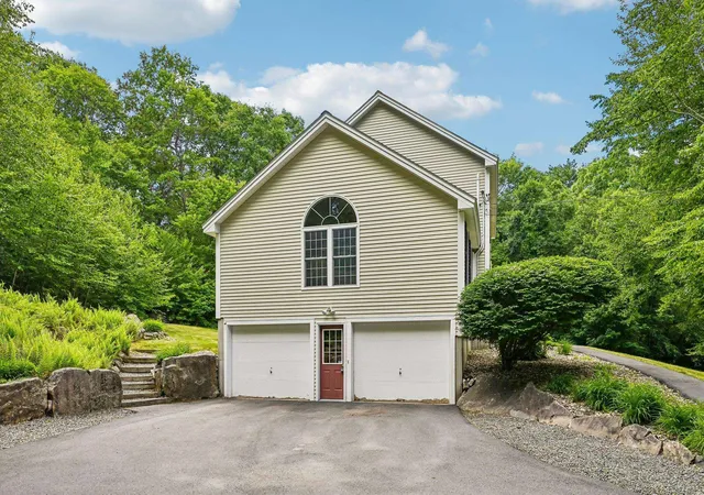 Photo 3 of Single family home for sale at 8 Hazelwood Dr, Salem, NH 03079 | MLS# 5096115 | Listing updated on 2026-07-07