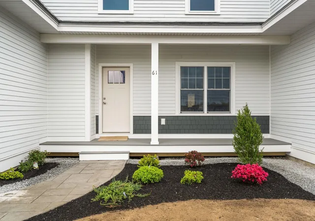 Homes for sale in Sandown, NH | 97 Driftwood Cir #37, Sandown, NH 03873 | MLS# 5096176