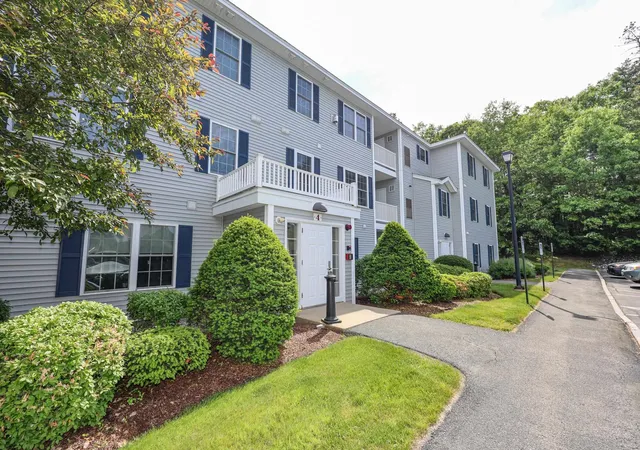 Homes for sale in Londonderry, NH | 4 Crestview Cir #119, Londonderry, NH 03053 | MLS# 5096221