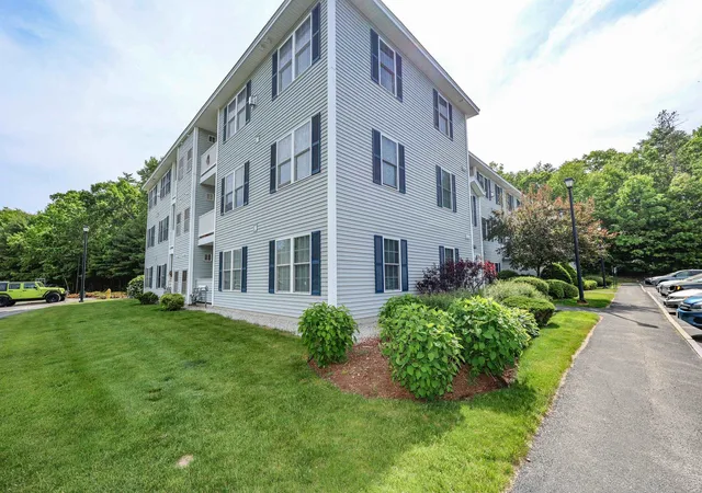 Homes for sale in Londonderry, NH | 4 Crestview Cir #119, Londonderry, NH 03053 | MLS# 5096221