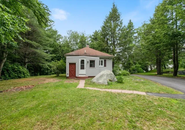 Homes for sale in Hooksett, NH | 1615 Hooksett Rd, Hooksett, NH 03106 | MLS# 5096228