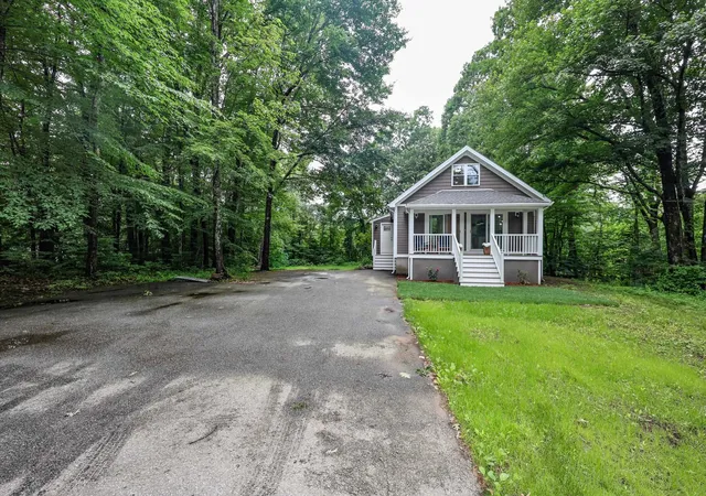 Homes for sale in Raymond, NH | 24 Mountain Rd, Raymond, NH 03077 | MLS# 5096277