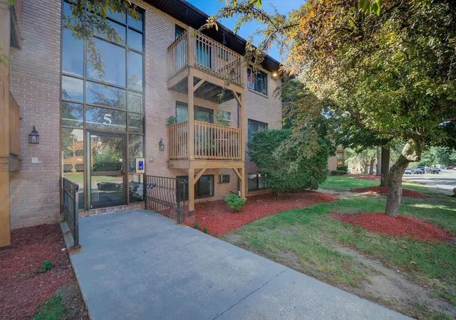 2nd image of 5 Lancelot Ct #2, Salem, NH 03079 | MLS# 5096290
