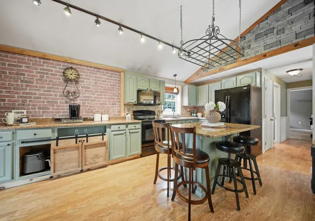 4th image of 12 Campbell Dr, Pelham, NH 03076 | MLS# 5096328