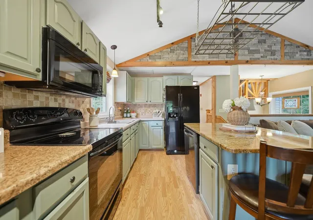 5th image of 12 Campbell Dr, Pelham, NH 03076 | MLS# 5096328