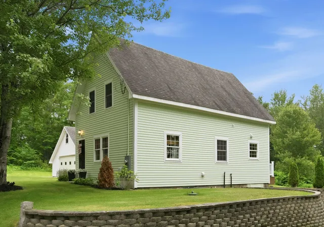 Photo 2 of Single family home for sale at 148 E Holderness Rd, Holderness, NH 03245 | MLS# 5096422 | Listing updated on 2026-07-13