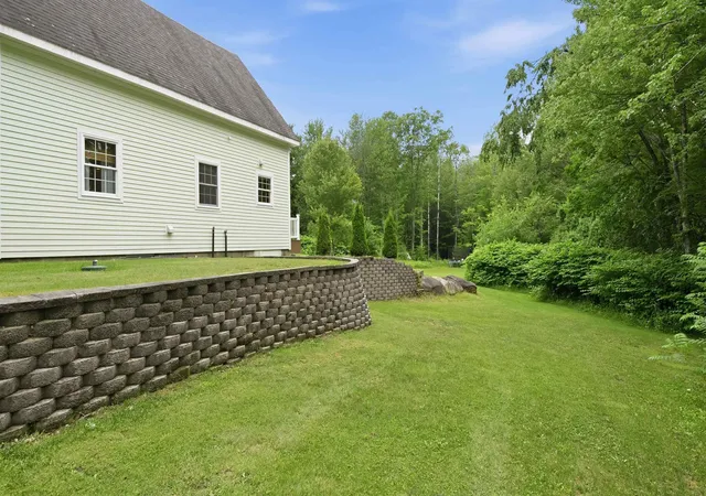 Photo 3 of Single family home for sale at 148 E Holderness Rd, Holderness, NH 03245 | MLS# 5096422 | Listing updated on 2026-07-13