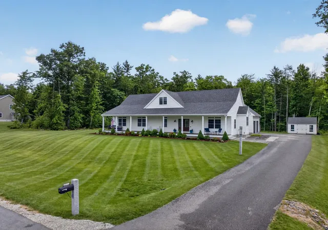 Homes for sale in Hooksett, NH | 21 Walnut Hill Dr, Hooksett, NH 03106 | MLS# 5096426
