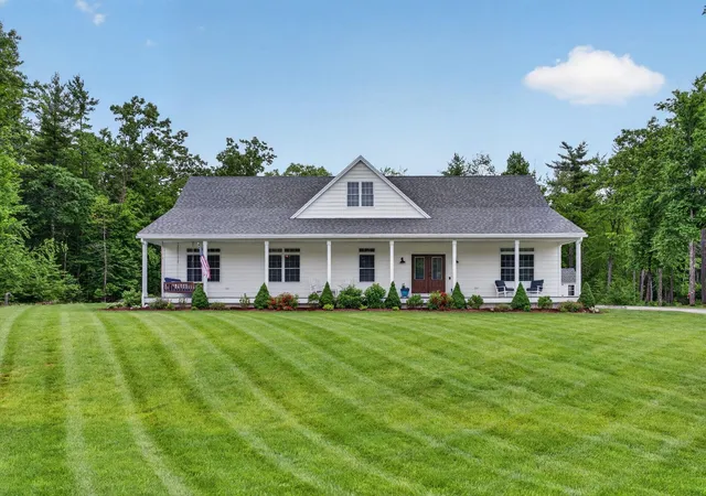 Homes for sale in Hooksett, NH | 21 Walnut Hill Dr, Hooksett, NH 03106 | MLS# 5096426