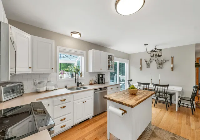 3rd image of 39 Beach Pond Rd, Wolfeboro, NH 03894 | MLS# 5096503
