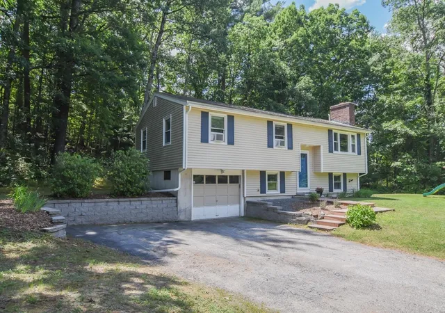 Photo 3 of Sale Pending at 3 Greenleaf St, Merrimack, NH 03054 | MLS# 5096534 | Listing updated on 2026-07-03