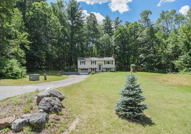 Photo 4 of Sale Pending at 3 Greenleaf St, Merrimack, NH 03054 | MLS# 5096534 | Listing updated on 2026-07-03