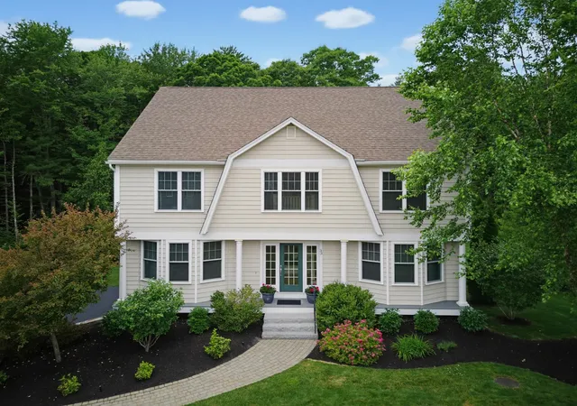 2nd image of 33 Chisholm Farm Dr, Stratham, NH 03885 | MLS# 5096563
