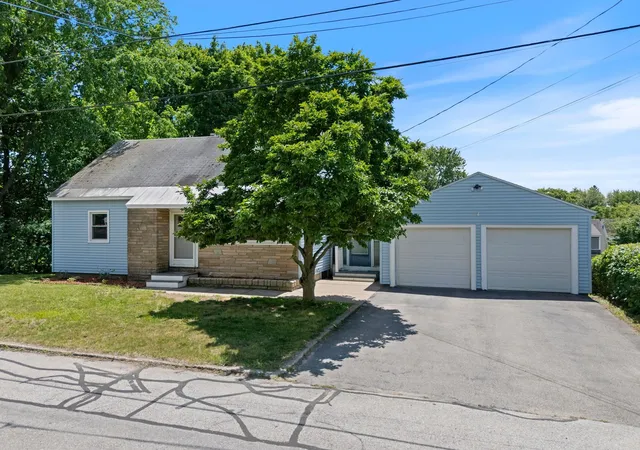 Photo 2 of Single family home for sale at 493 Laurel St, Manchester, NH 03103 | MLS# 5096571 | Listing updated on 2026-07-07